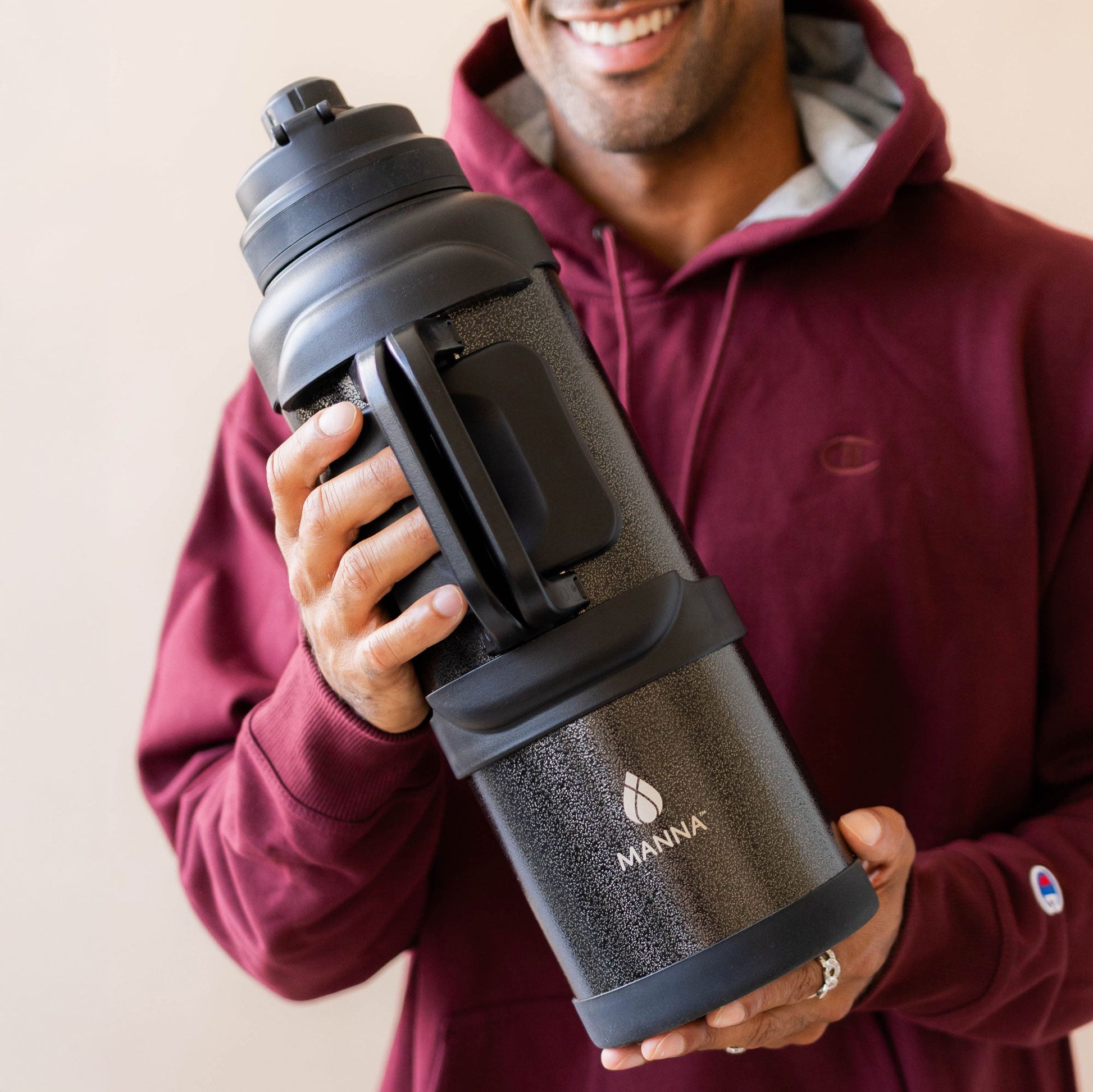 4l-titan-bottle-135-oz-n6 5Manna_Website_Lifestyles-29.jpg